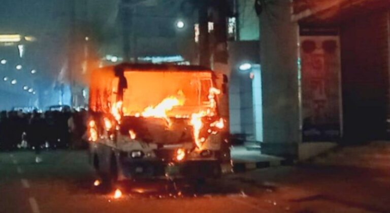 চট্টগ্রামের দামপাড়ায় বাসে আগুন