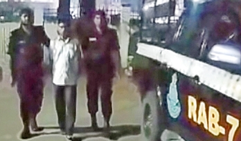 চট্টগ্রামের সীতাকুণ্ডে অবরোধে লরিতে আগুন দেয়া ২ নাশকতাকারীকে গ্রেপ্তার করল র‌্যাব