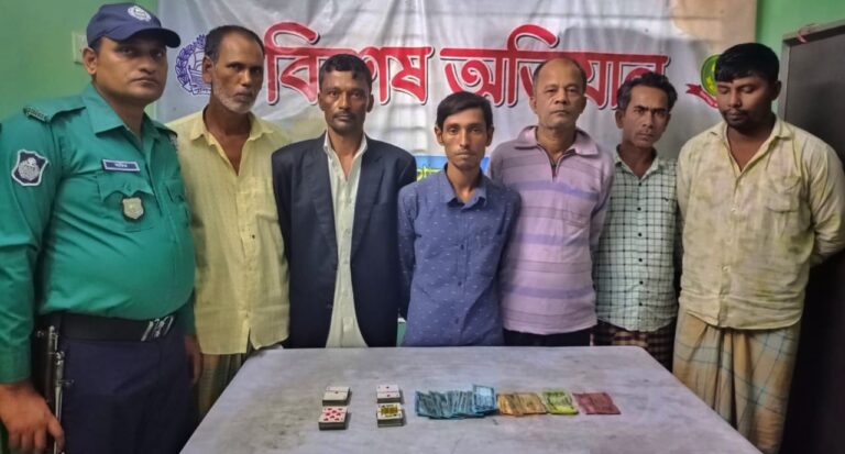 বাকলিয়ায় জুয়ার সরঞ্জাম ও টাকাসহ ৬ জুয়াড়ি গ্রেফতার