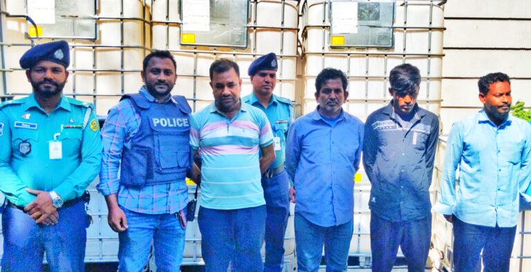 চট্টগ্রামে চুরি হওয়া কাভার্ডভ্যান পণ্যসহ উদ্ধার, ব্যবসায়ীসহ চোর চক্রের ৪ সদস্য গ্রেফতার