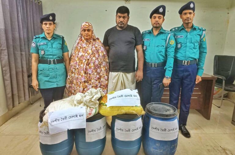 হালিশহর থানা পুলিশের অভিযান: ৪০০ লিটার চোলাই মদসহ স্বামী-স্ত্রী গ্রেফতার