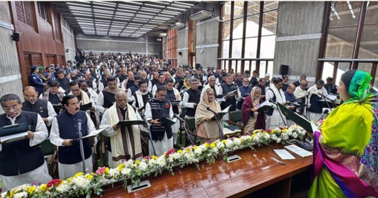 শপথ নিলেন দ্বাদশ জাতীয় সংসদের নবনির্বাচিত সংসদ সদস্যরা