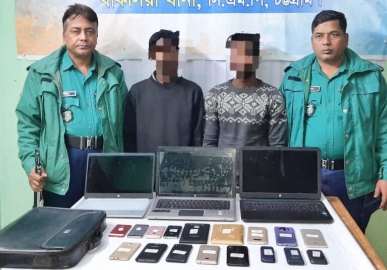 বাক‌লিয়া থানায় চোরচক্রের ২ সদস্য গ্রেফতার, চুরি হওয়া ল্যাপটপ, ট্যাব ও মোবাইল উদ্ধার