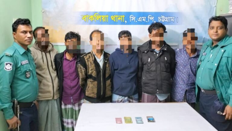 বাকলিয়া থানার অভিযান: জুয়া খেলার সরঞ্জামসহ ৬ জুয়াড়ি আটক