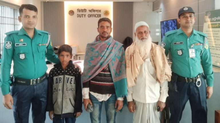 হারিয়ে যাওয়া শিশু ওমর ফারুককে বাবার হাতে তুলে দিল কোতোয়ালী থানা পুলিশ