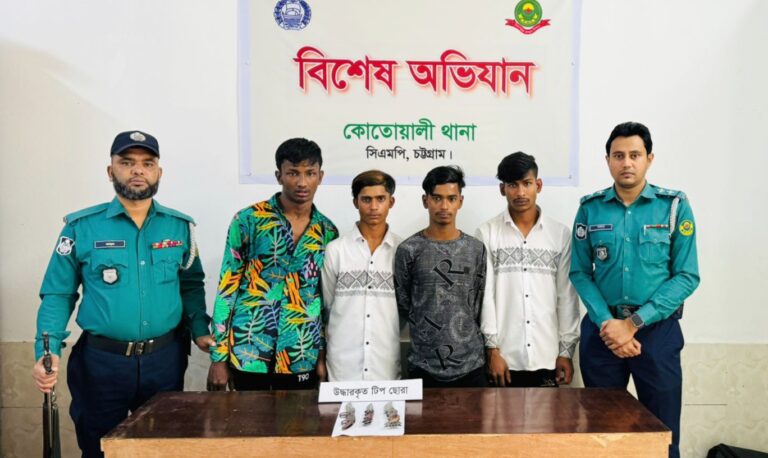 রিয়াজউদ্দিন বাজার থেকে সিআরবি কেন্দ্রিক ডাকাতি-ছিনতাই: চক্রের ৪ সদস্য গ্রেফতার