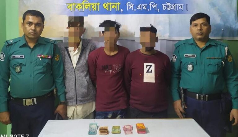 বাকলিয়ায় জুয়া খেলার সরঞ্জামসহ আটক ৩