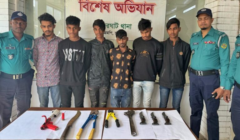 চট্টগ্রামে অস্ত্রসহ ডাকাত দলের ৬ সদস্য গ্রেফতার, ৫১ ভরি চোরাই সোনা উদ্ধার