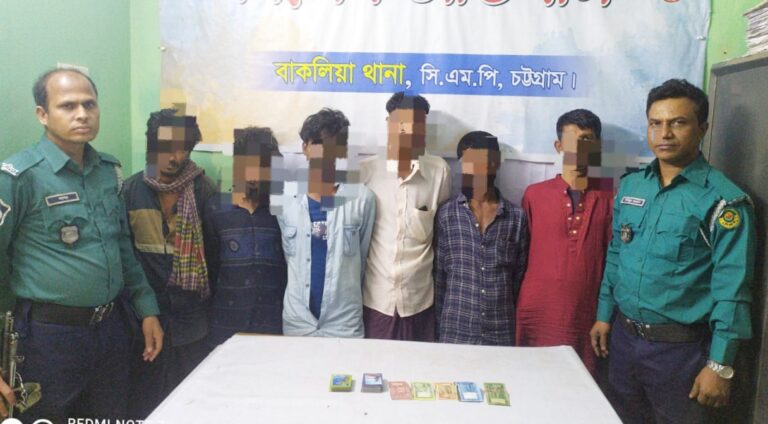 বাকলিয়া থানার অভিযান: জুয়া খেলার সরঞ্জাম ও নগদ টাকাসহ ১২ জুয়াড়ি আটক