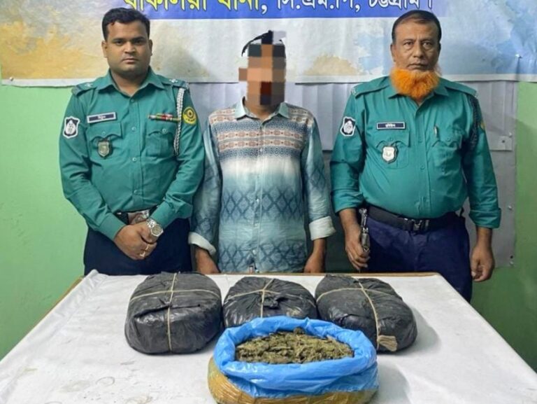 চট্টগ্রামের বাক‌লিয়ায় গাঁজাসহ মাদক বিক্রেতা গ্রেপ্তার
