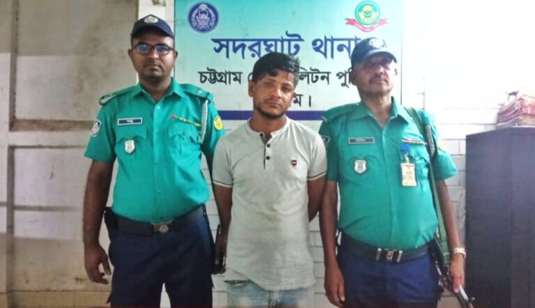 সদরঘাট থানা পুলিশের অভিযান: সাজা পরোয়ানাসহ ১০ মামলার আসামি দুর্ধর্ষ সন্ত্রাসী ও মাদক ব্যবসায়ী শুক্কুর গ্রেফতার