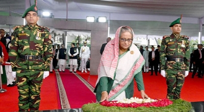 বঙ্গবন্ধুর প্রতিকৃতিতে প্রধানমন্ত্রী শেখ হাসিনার শ্রদ্ধা