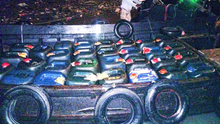 সদরঘাট নৌ পুলিশের অভিযান: ১ হাজার ৪০ লিটার চোরাই ডিজেল জব্দ, ২ পাচারকারী আটক