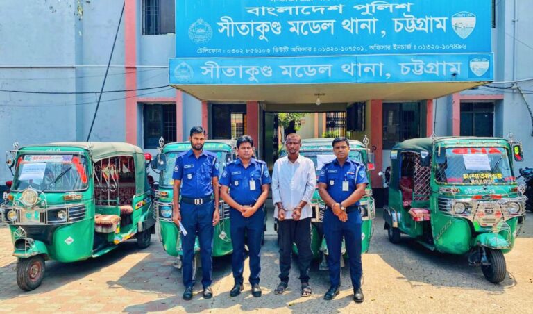 সীতাকুণ্ডে চোরাই ৪টি সিএনজি অটোরিকশা উদ্ধার, চোর গ্রেপ্তার