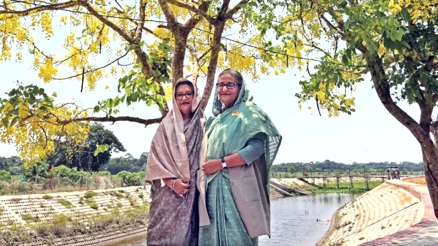 ছোট বোনকে নিয়ে নিজ গ্রাম ঘুরে দেখলেন প্রধানমন্ত্রী শেখ হাসিনা