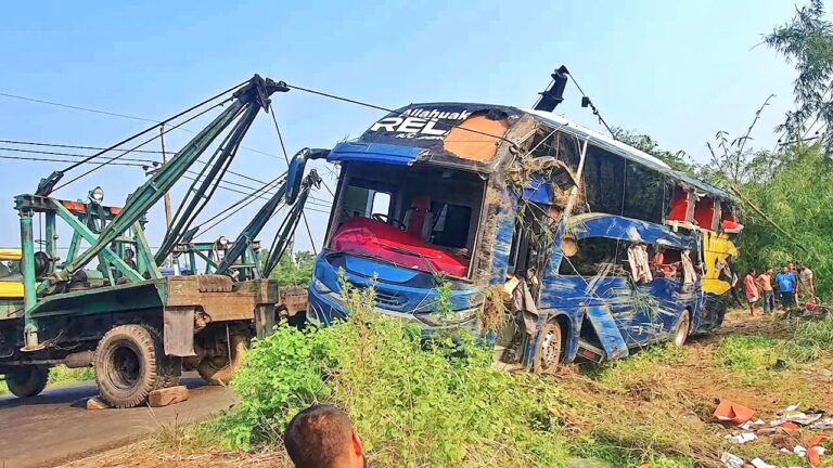 কুমিল্লার চৌদ্দগ্রামে রিলাক্স পরিবহনের বাস উল্টে নিহত ৫