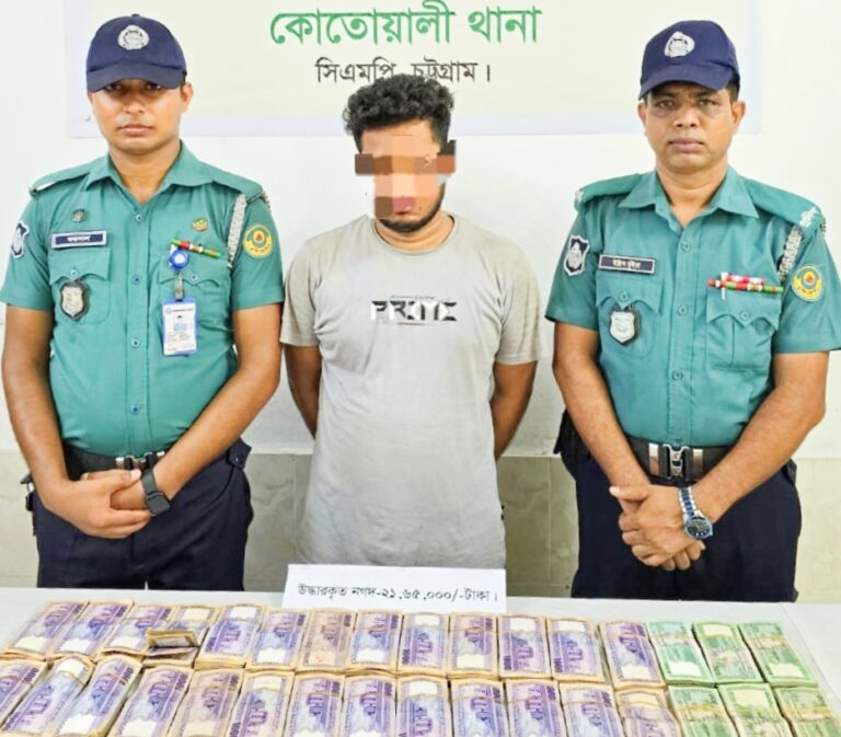 টেরীবাজারে মালিকের দোকান থেকে ২১ লাখ টাকা চুরি করলো ম্যানেজার, টাকা উদ্ধার, ম্যানেজার গ্রেপ্তার