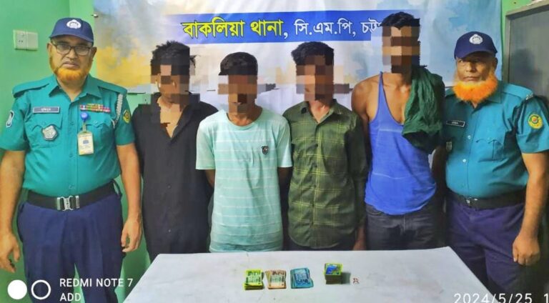 বাকলিয়া থানার অভিযান: নগদ টাকা জুয়া খেলার সরঞ্জামসহ ৮ জুয়াড়ী আটক