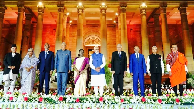 শেখ হাসিনাসহ অতিথিদের মঞ্চে ডেকে নিলেন ভারতের প্রধানমন্ত্রী নরেন্দ্র মোদি