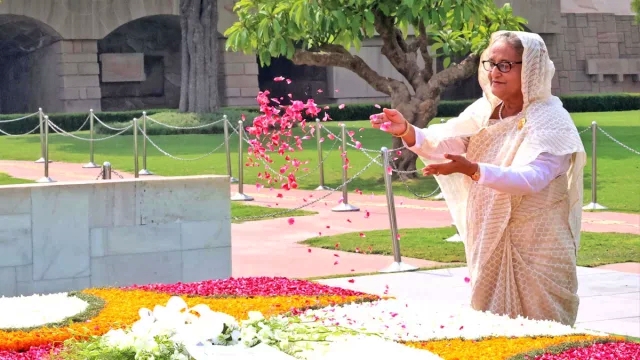 মহাত্মা গান্ধীর সমাধিতে প্রধানমন্ত্রী শেখ হাসিনার শ্রদ্ধা