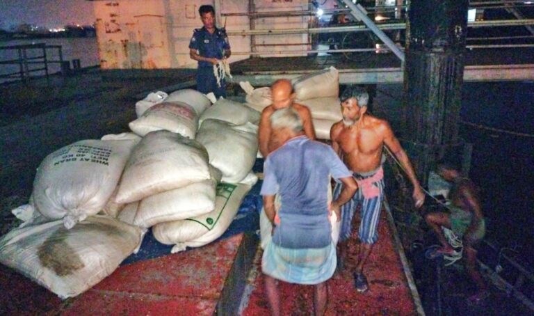 সদরঘাট নৌ থানার অভিযান: জাহাজ থেকে খালাসের সময় চুরি করা ১২০০ কেজি গমসহ নৌকা আটক