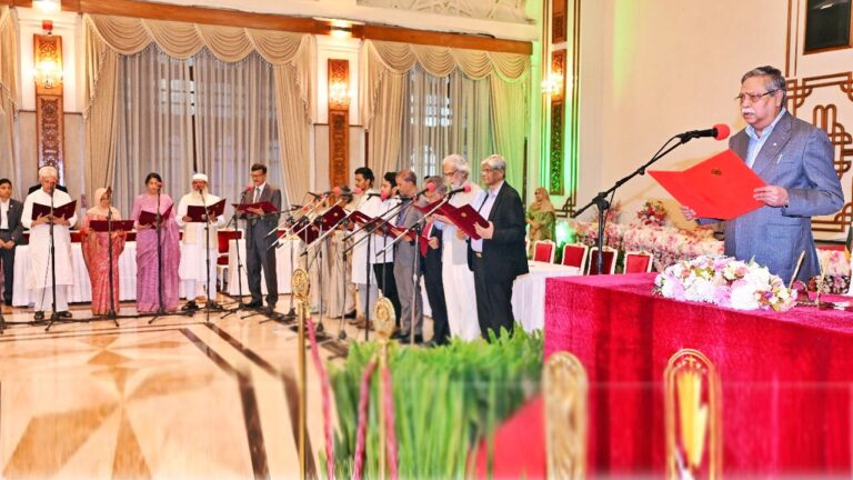 ড. ইউনূসের নেতৃত্বে ১৭ সদস্যের অন্তর্বর্তী সরকার