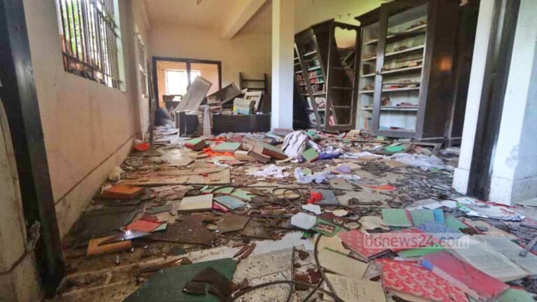 কুমিল্লায় বীরচন্দ্র পাঠাগারে আগুন, ২০০ বছরের পুরনো বই-পুঁথি লুট