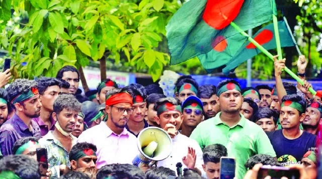 বৈষম্যবিরোধী ছাত্র আন্দোলন: চার দফা বাস্তবায়ন না হওয়া পর্যন্ত রাজপথে থাকার ঘোষণা