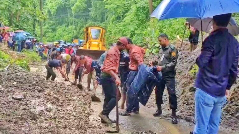 খাগড়াছড়িতে ভারী বর্ষণে পাহাড় ধস, সারাদেশের যান চলাচল বন্ধ