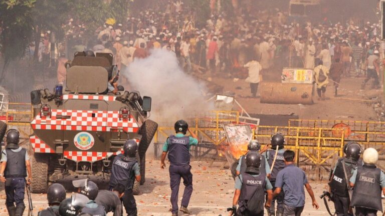 হেফাজত ইসলামের সমাবেশে গুলি: শেখ হাসিনাসহ ৩৪ জনের বিরুদ্ধে মামলা