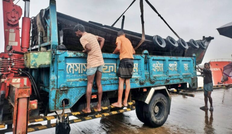ফেনীতে বন্যাদুর্গত মানুষের পাশে চট্টগ্রাম সদরঘাট নৌ থানা পুলিশ