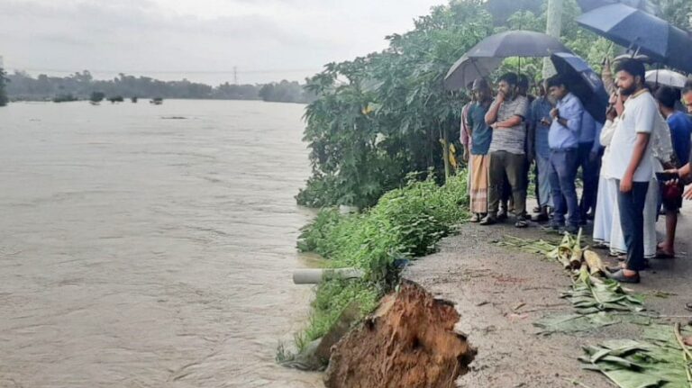 ভেঙে গেছে হালদার বাঁধ, লোকালয়ে ঢুকছে পানি