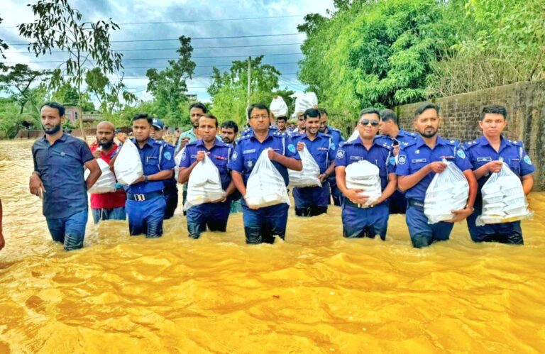 বন্যাদুর্গতদের পাশে জোরারগঞ্জ থানা পুলিশ