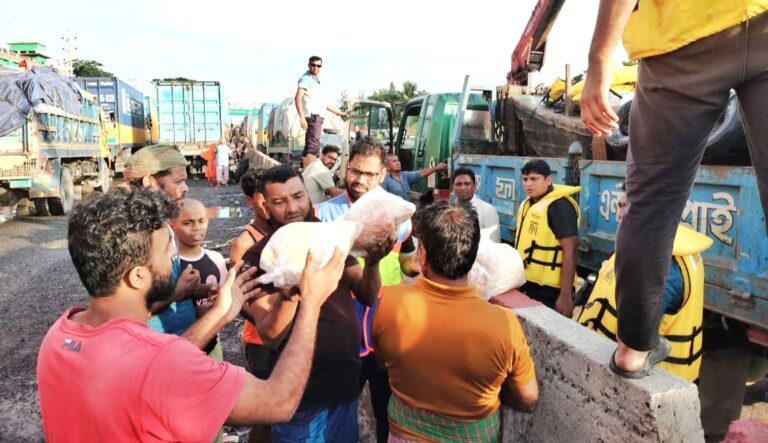 বন্যাদূর্গতদের উদ্ধার ও ত্রান তৎপরতায় সদরঘাট নৌ থানা পুলিশ