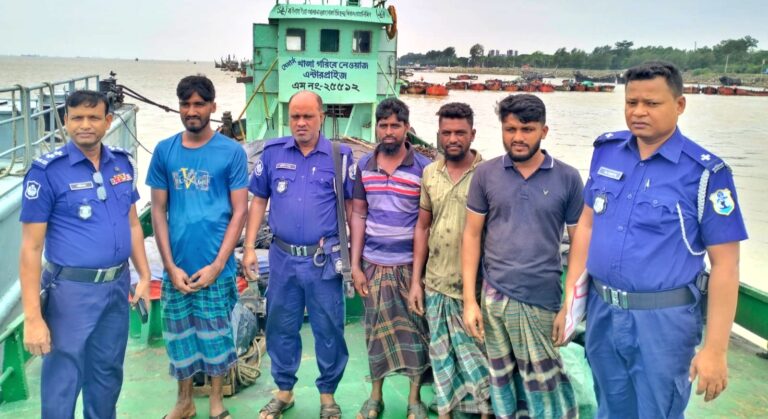 সদরঘাট নৌ থানার অভিযান: ১২০০ লিটার অপরিশোধিত বর্জ্য তেল উদ্ধার, বাল্কহেড আটক