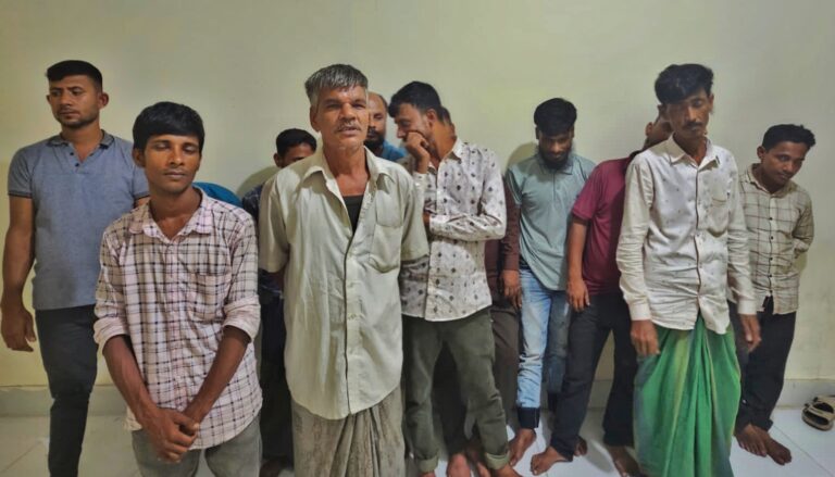 চান্দগাঁও থানার অভিযান: নগদ টাকা, জুয়া খেলার সরঞ্জামসগহ ২৩ জুয়াড়ি আটক