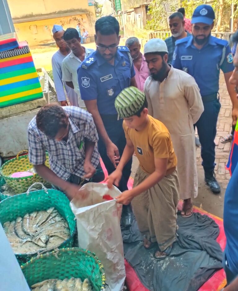 চট্টগ্রাম নৌ পুলিশের অভিযান: ৯০০ কেজি ইলিশসহ ১১০০ কেজি মাছ জব্দ, এতিমখানায় বিতরণ