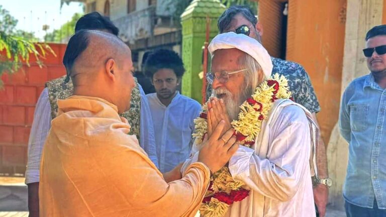 চট্টগ্রামের পুণ্ডরীক ধাম মন্দির পরিদর্শন করলেন কবি ফরহাদ মজহার