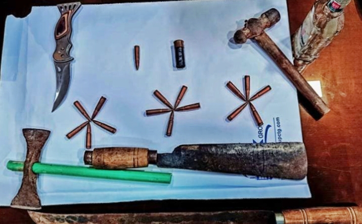 ডবলমুরিং থানা পুলিশের অভিযান: ডাকাতের আস্তানা থেকে পুলিশের অস্ত্র-গুলি উদ্ধার