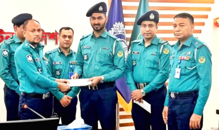 ছুরিকাঘাতে আহত হবার পরও ৪ ডাকাতকে অস্ত্রসহ গ্রেফতার করলো দুই এসআই: ১ লাখ টাকা পুরস্কার দিল সিএমপি কমিশনার