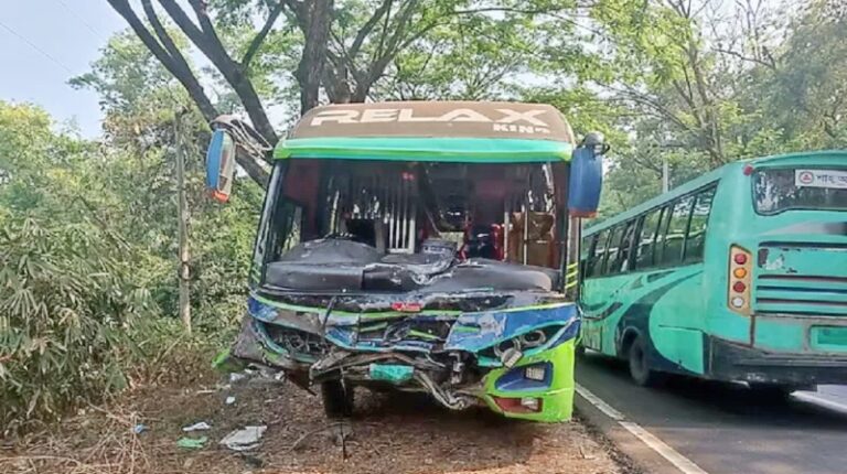 চট্টগ্রামের লোহাগাড়ায় বাস-মাইক্রোবাসের সংঘর্ষে নিহত ১০