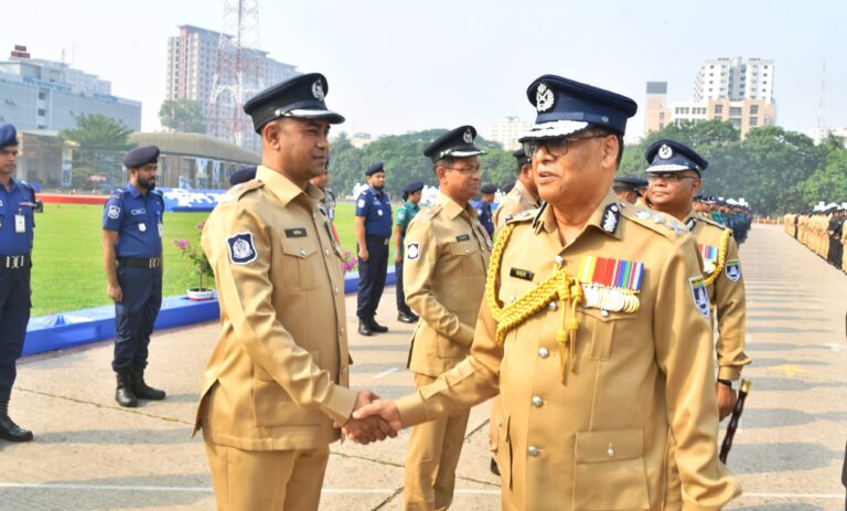 আইজিপি ব্যাজে ভূষিত হলেন রাউজান থানার ওসি মনিরুল ইসলাম ভুঁইয়া