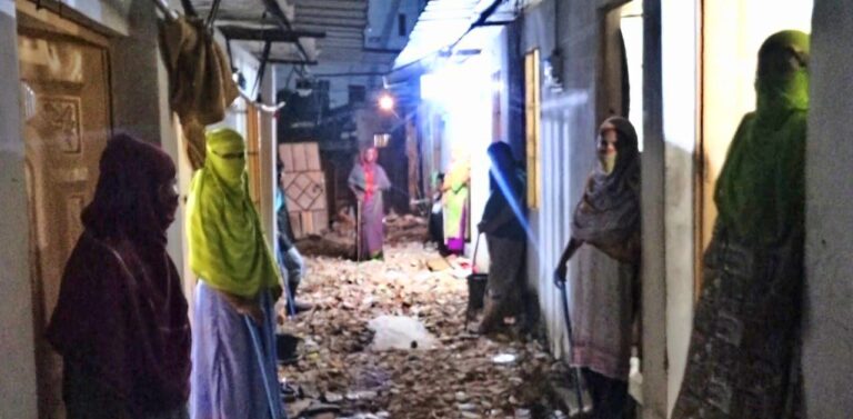 লাটিসোঁটা হাতে রাত কাটে নারীদের, চান্দগাঁওয়ে মব ঠেকাতে পাহারারত ভাড়াটিয়ারা