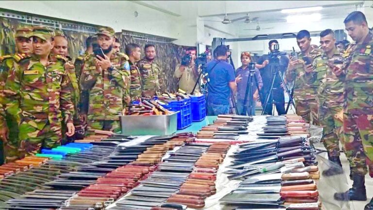 নিউ মার্কেটে অভিযানে প্রায় ১১০০ ধারালো অস্ত্র উদ্ধার