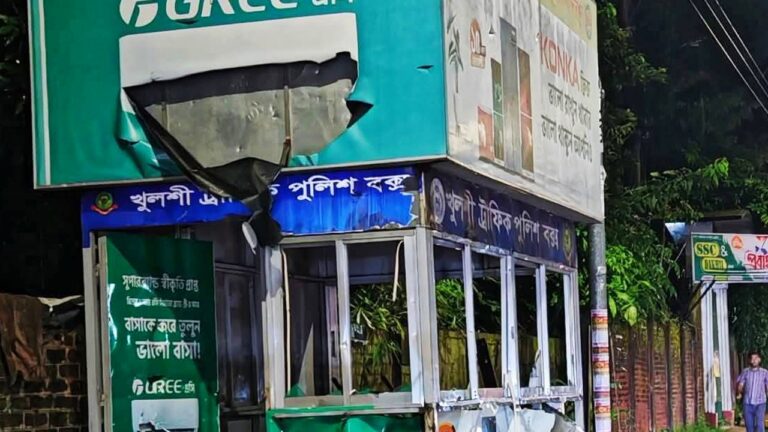 চট্টগ্রামে ব্যাটারিচালিত অটোরিকশার বিরুদ্ধে পুলিশের অভিযান, বিক্ষুব্ধ চালকদের বাধা, ট্রাফিক বক্সে হামলা