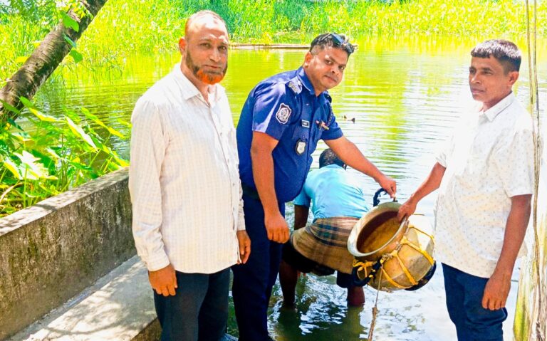 জাতীয় মৎস্য সপ্তাহে কুতুবদিয়া থানা পুকুরে মাছের পোনা অবমুক্ত করলেন ওসি আরমান হোসেন