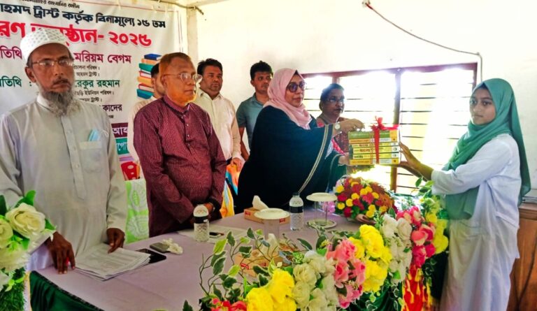 বাঁশখালীর ১ হাজার ২০০ গরীব-মেধাবী শিক্ষার্থীকে বিনামূল্যে বই দিল মাস্টার নজির আহমেদ ট্রাস্ট
