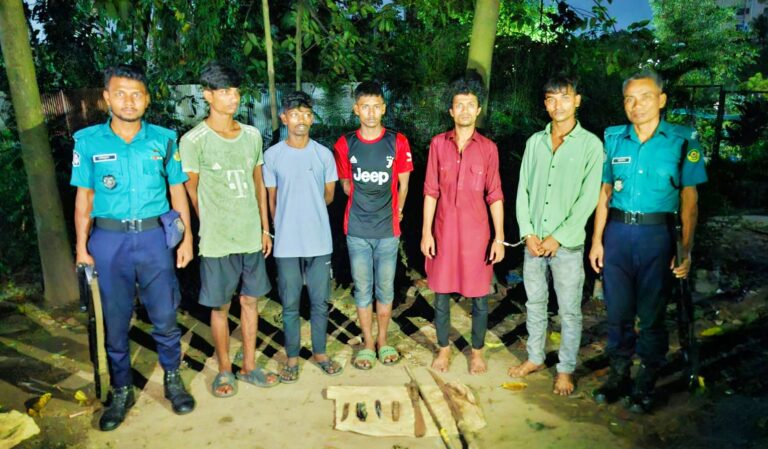 পাঁচলাইশ থানা পুলিশের অভিযান: ডাকাতির প্রস্তুতিকালে দেশীয় তৈরী অস্ত্রসহ ৫ যুবক গ্রেপ্তার