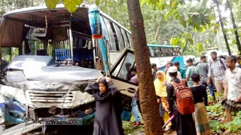 কক্সবাজারে বাস-মাইক্রোবাসের সংঘর্ষে একই পরিবারের ৫ জন নিহত, আহত ৩