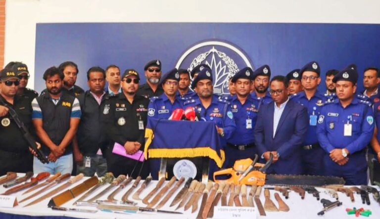 চট্টগ্রামের রাউজানে যৌথ অভিযান: বিপুল অস্ত্র-গুলি উদ্ধার, গ্রেপ্তার ৫